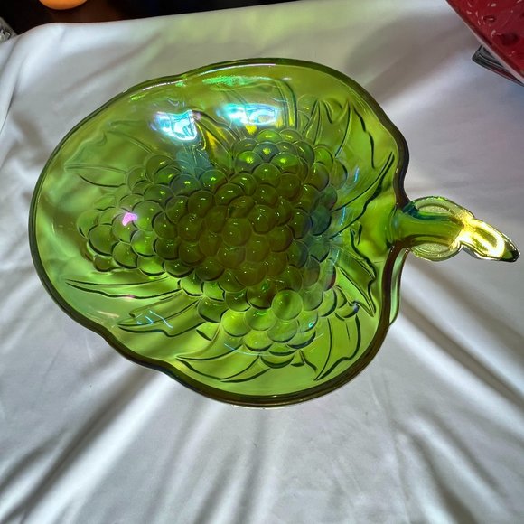 Vintage Indiana Carnival Glass Iridescent Green Grape Serving Salad Fruit Bowl - Picture 4 of 6